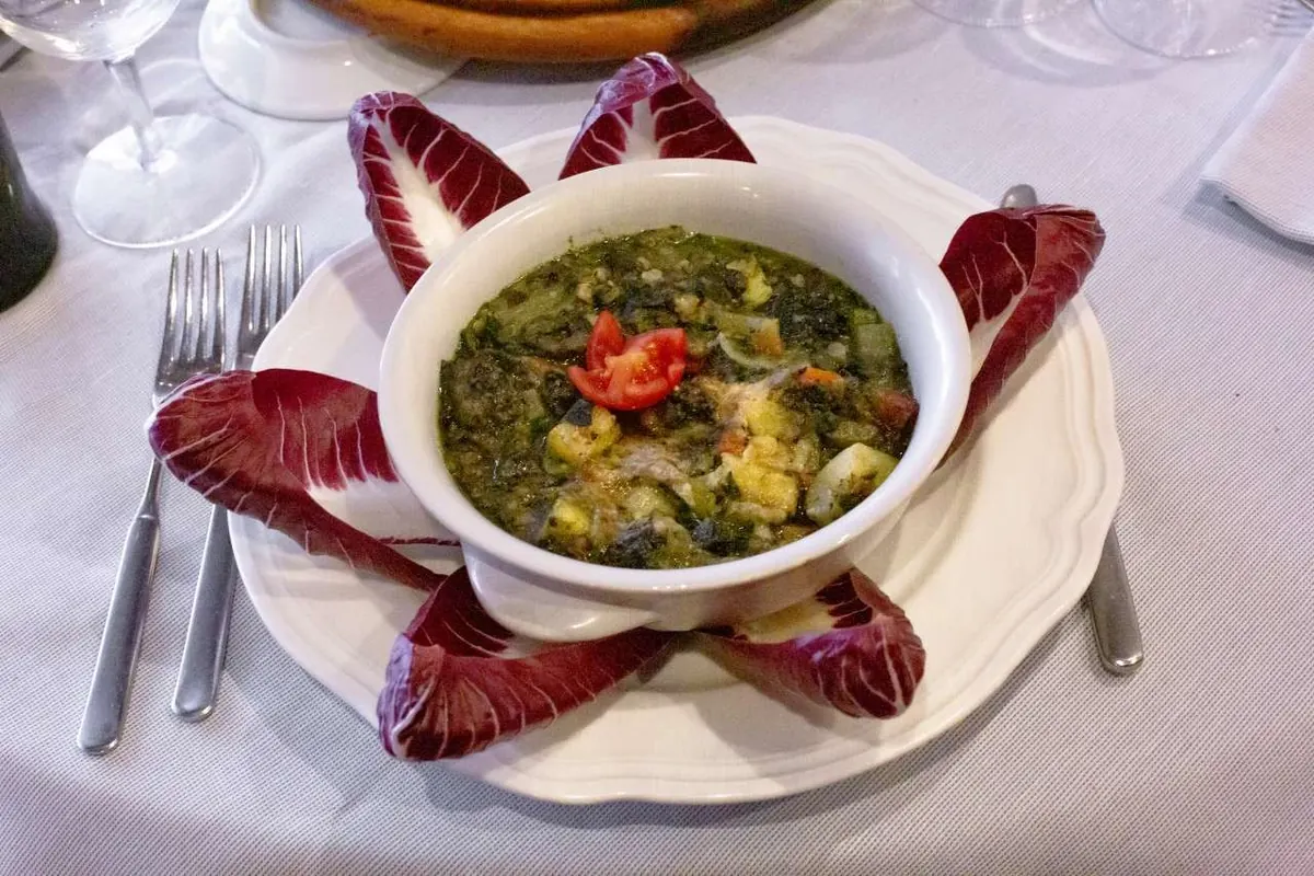 Una zuppa servita su foglie di radicchio
